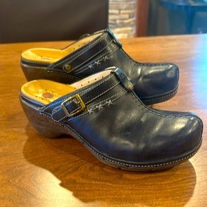 Unstructured Clarks Clogs size 8.5